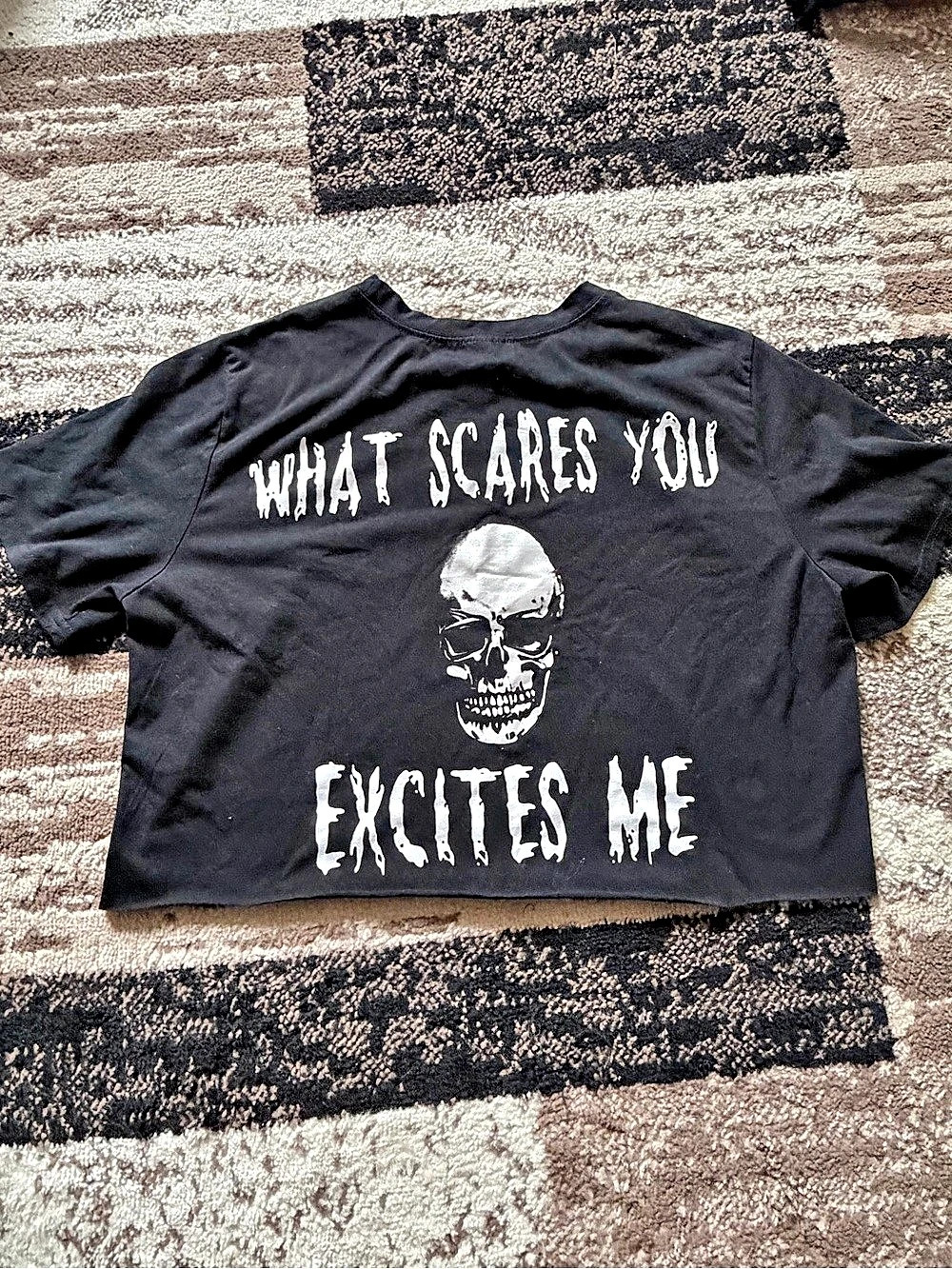 Men’s Skull Graphic Cropped Tee in Black